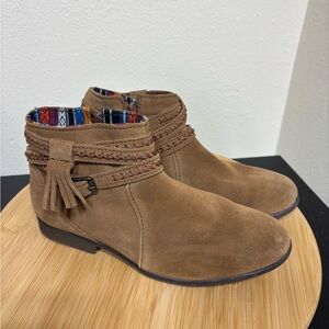 Minnetonka Women’s 7.5‎ Dixon Suede Boots Tan Light Brown Boho Ankle Booties